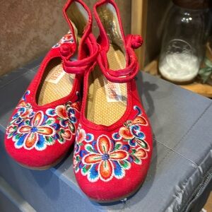 Red! Asian insp  Mary Jane flats w/ embroidered flower accents, frog close, sz 9